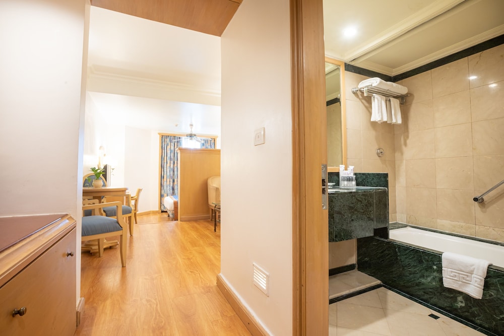 Executive Room with Separate Sitting Area, Bathtub Executive Room with Separate Sitting Area, Bathtub