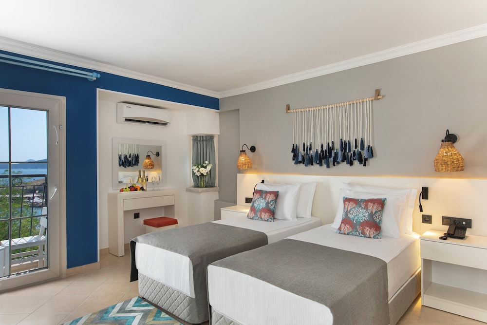 Standard Room, 1 King Bed, Sea View - Photo 1