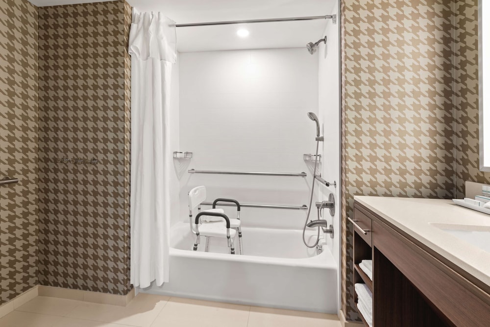 Studio, 2 Queen Beds, Accessible, Bathtub (Mobility & Hearing) - Photo 11