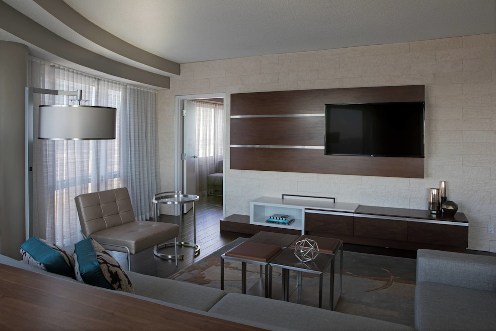 Junior Suite, 1 King Bed, Corner (View) - Photo 3