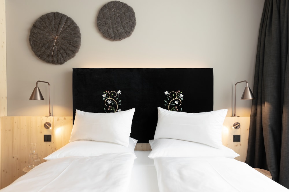 Suite - Photo 1