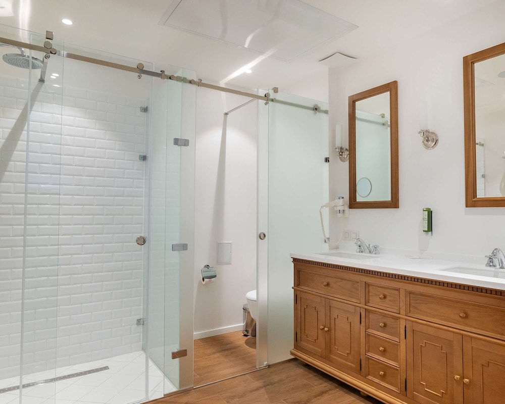 Deluxe Suite, 1 King Bed, Non Smoking, Bathtub (Living Room) - Photo 8