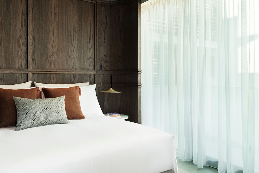Executive Suite, 1 Bedroom, Balcony - Photo 12
