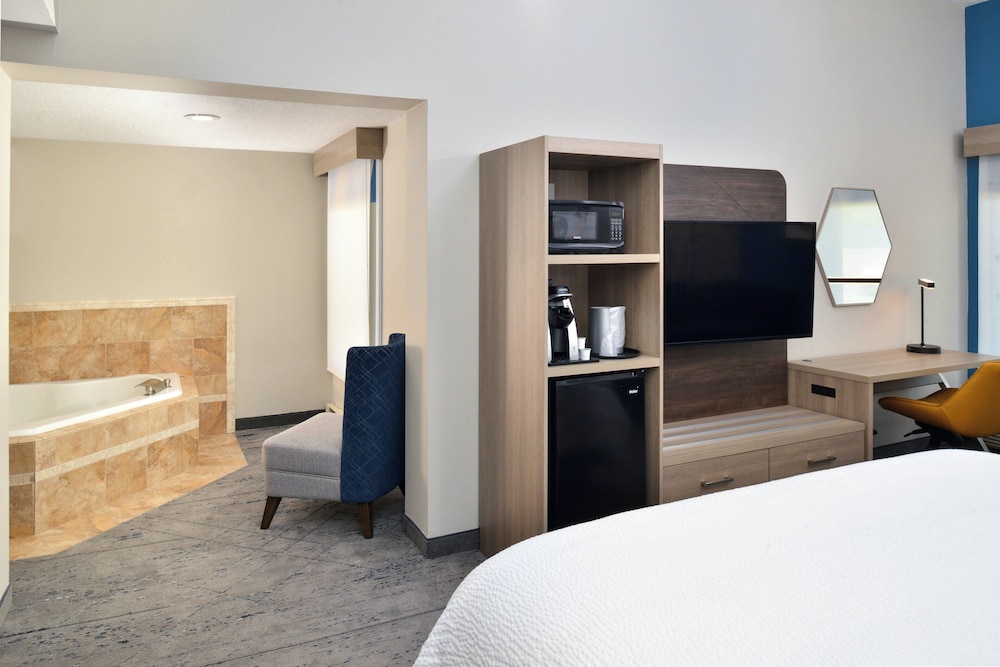 Suite, 1 King Bed, Jetted Tub - Photo 8