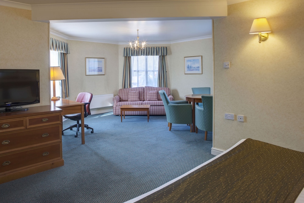Suite, 1 King Bed - Photo 3