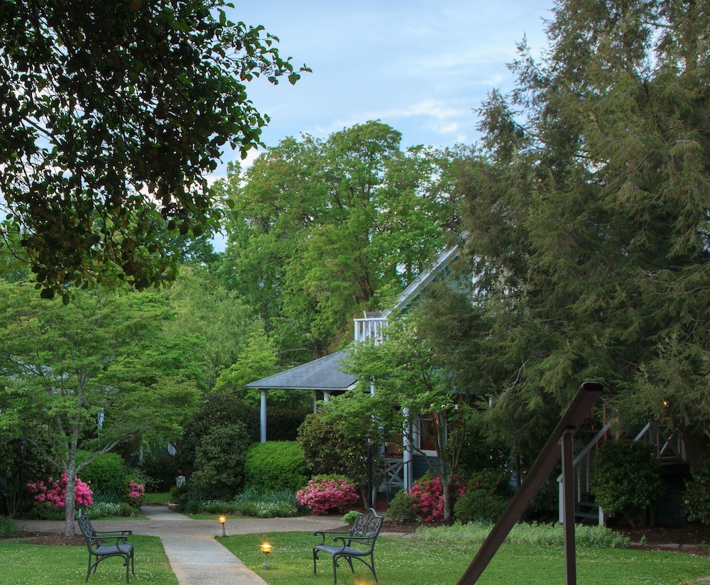 Surrey Cottage photo 1