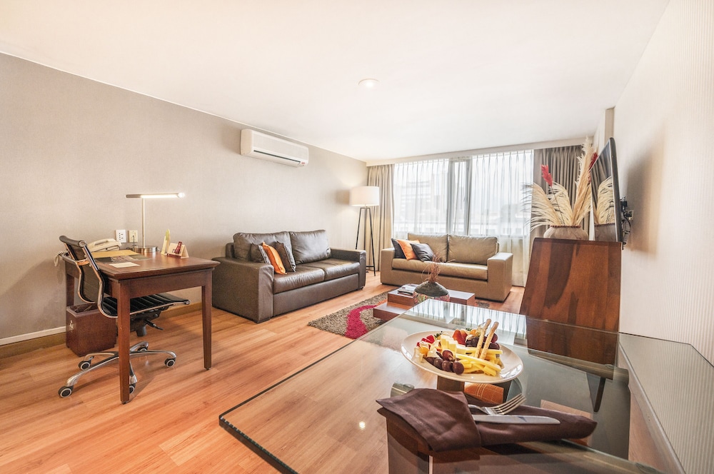 Business Suite, 1 Queen Bed with Sofa bed, Kitchen, City View - Photo 4