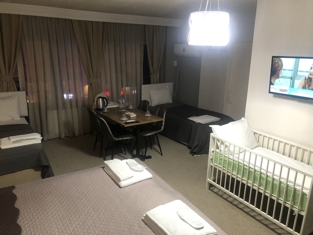 Family Room, 1 Queen Bed, Smoking, City View photo 2