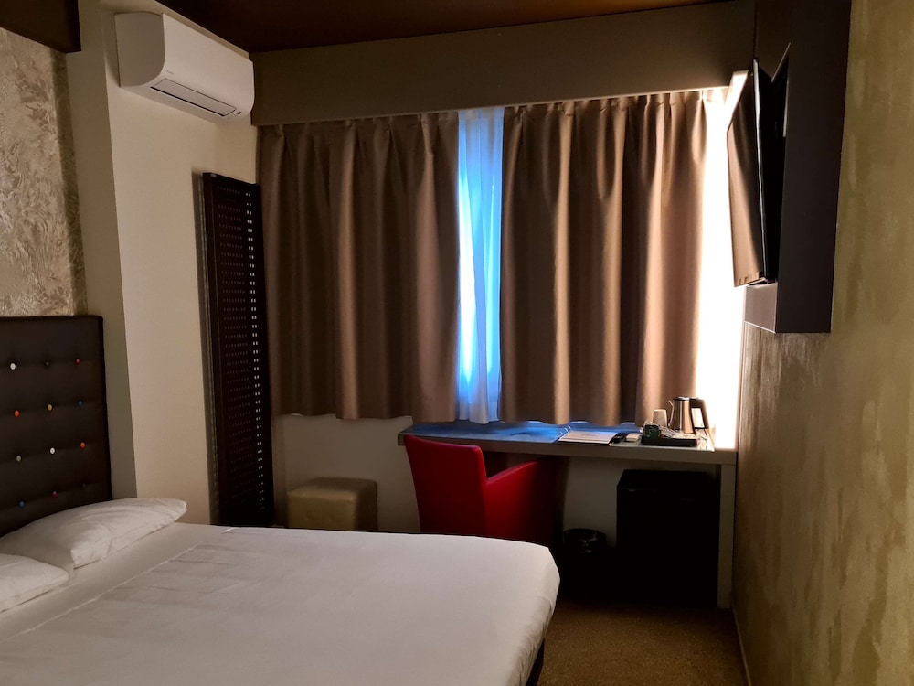 Economy Room, 1 Double Bed, Non Smoking (Small Room) - Photo 4
