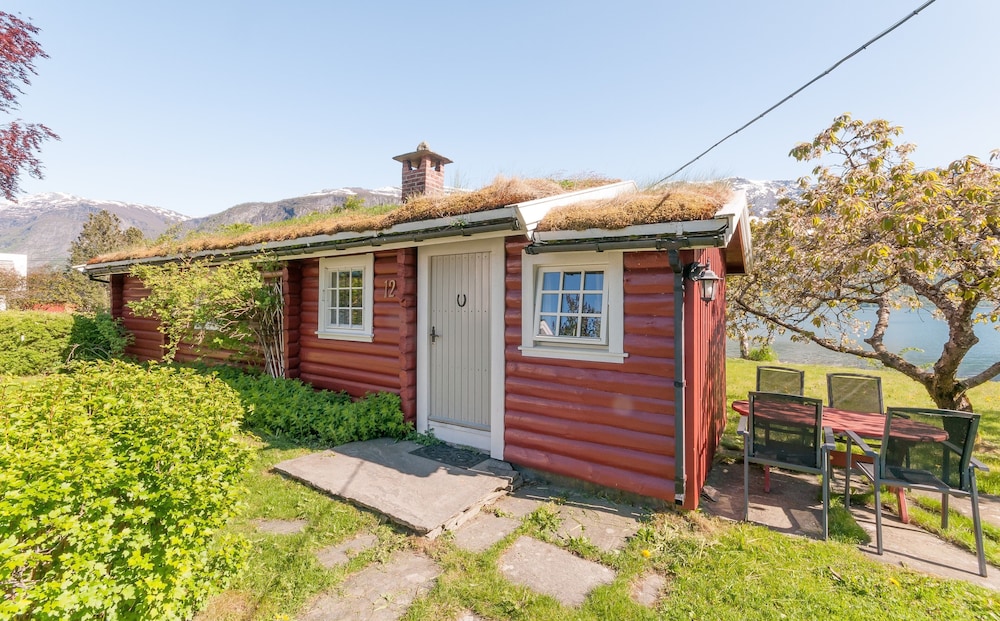 House, 2 Bedrooms - Photo 1
