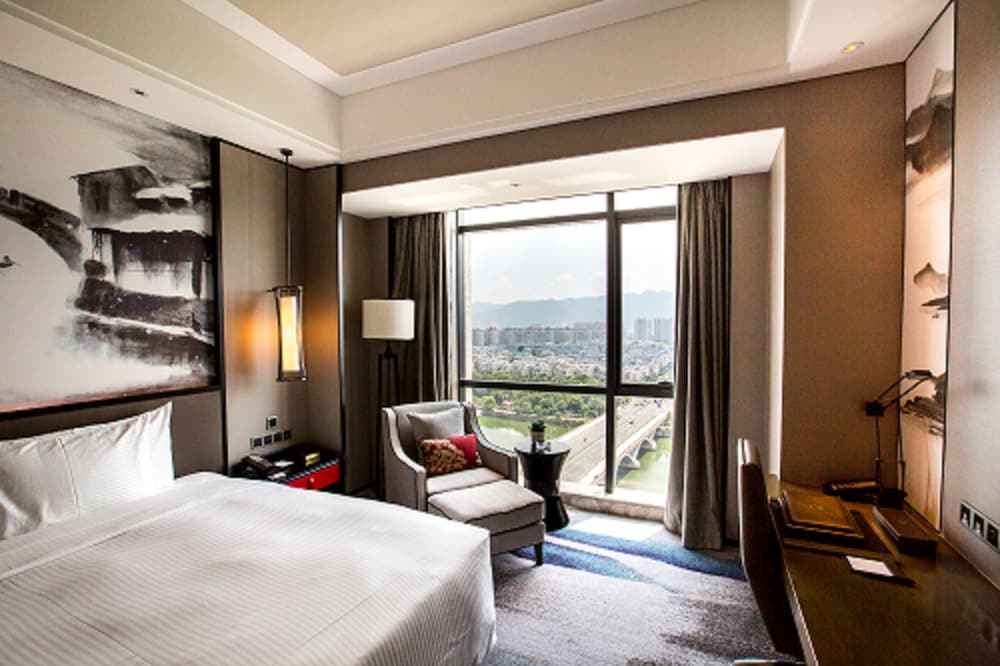 Deluxe King Room with River View photo 2
