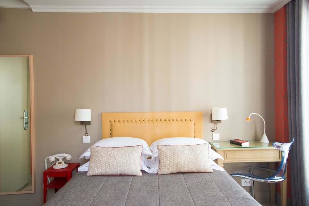 Standard Double Room thumbnail 5