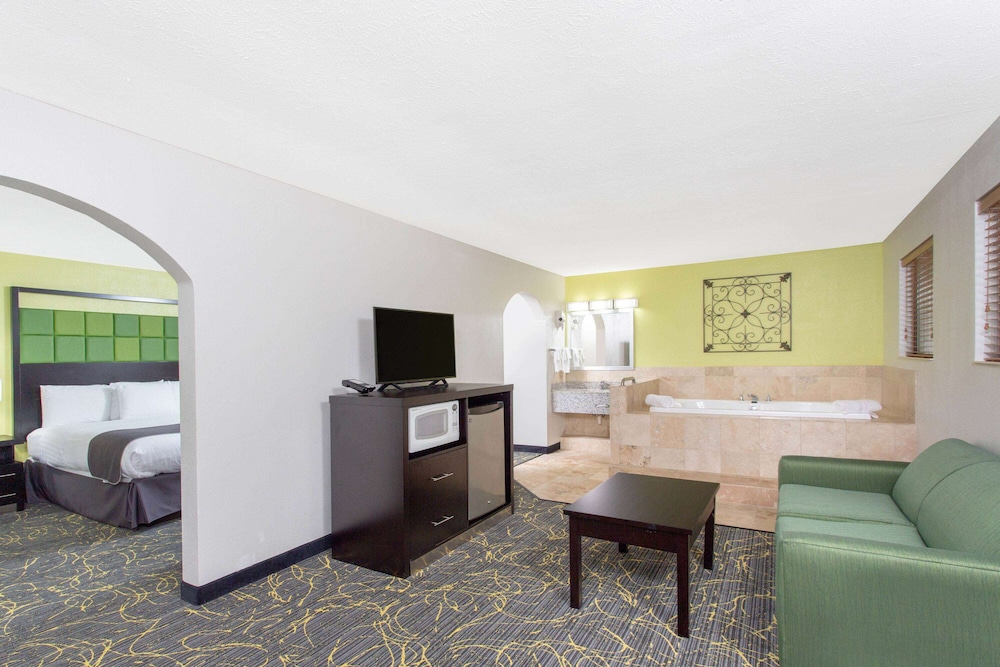 Deluxe Suite, 1 King Bed, Non Smoking, Jetted Tub - Photo 1