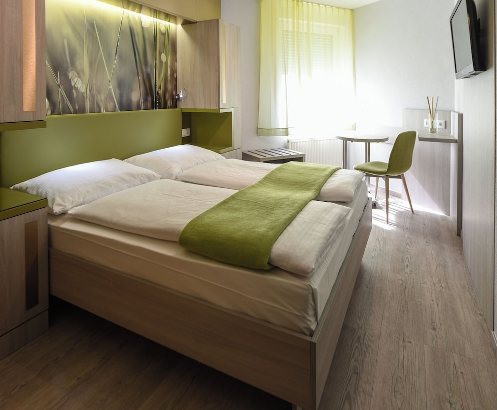 Double Room Single Use, 1 Queen Bed (Plus)