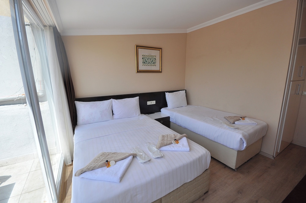 Deluxe Triple Room, City View photo 1