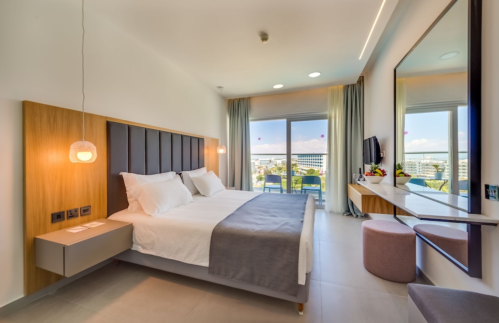 Standard Double or Twin Room, Partial Sea View - Photo 1