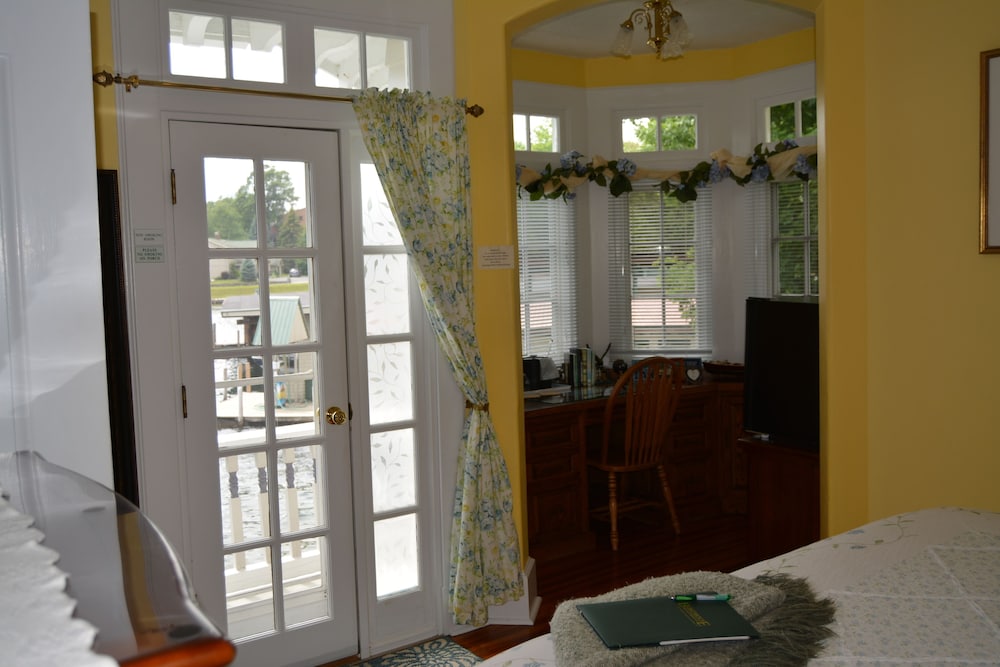 Room, Balcony, Lake View photo 2