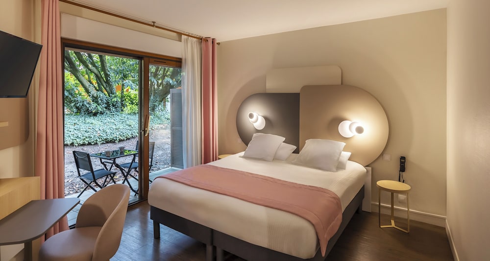 Standard Room, 1 Queen Bed, Non Smoking, Terrace - Photo 13