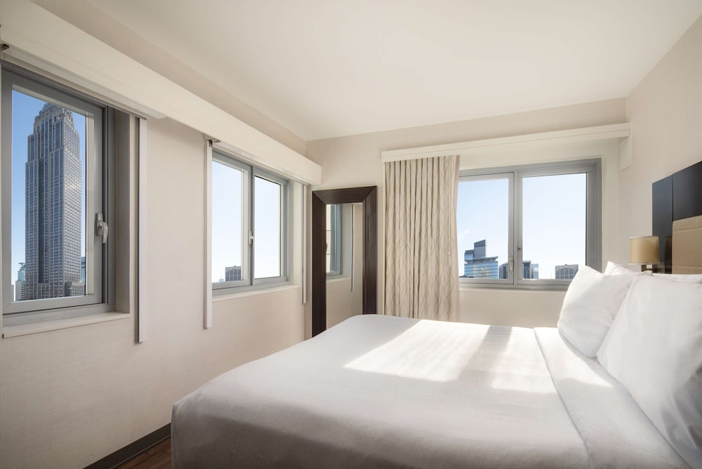 Junior Suite, 1 King Bed with Sofa Bed (Empire Skyview) thumbnail 6