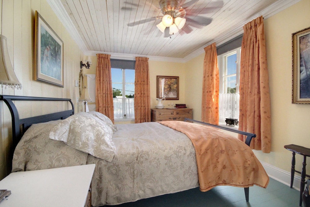 Room, 1 Queen Bed, Shared Bathroom, Garden View photo 1