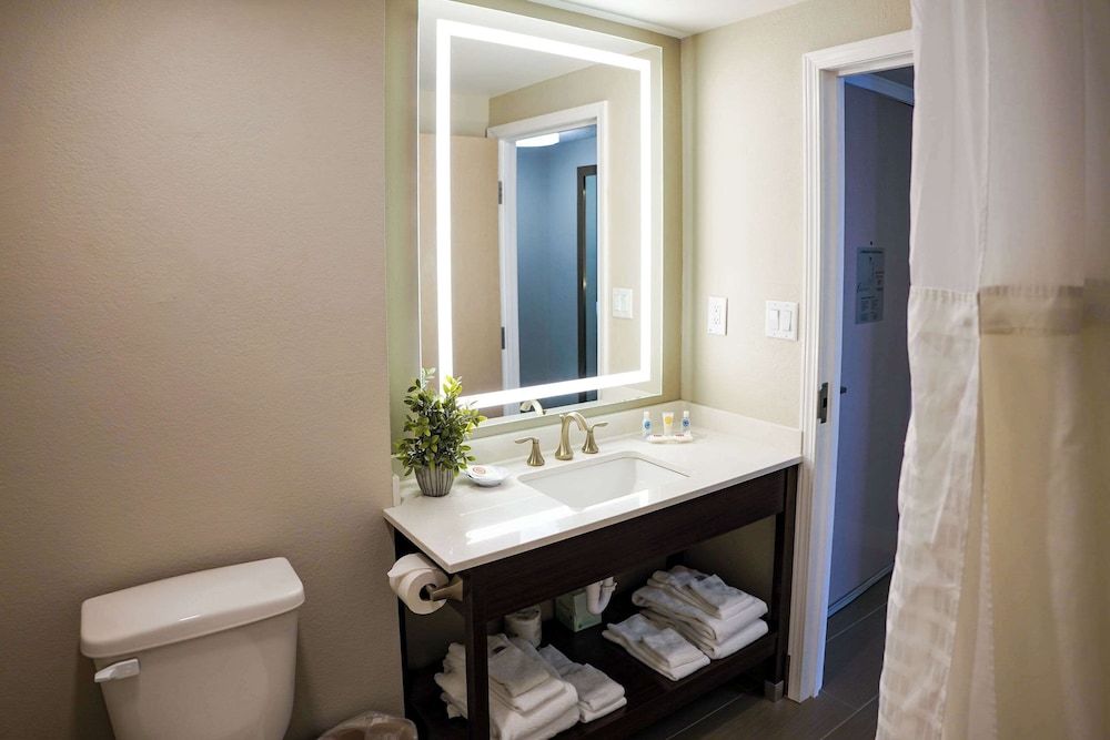 Deluxe View King Suite Ground Floor - Bayview - Photo 11