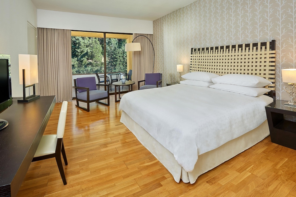Classic Room, 1 King Bed, Balcony, Mountain View