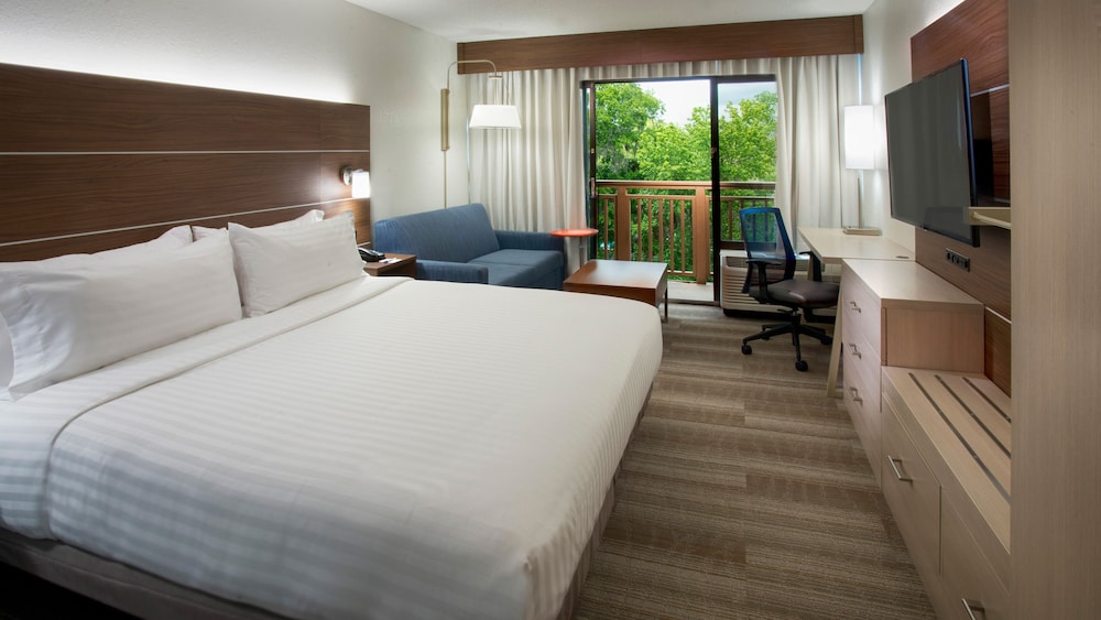 Standard Room, 1 King Bed, Pool View (Walk-In Shower)