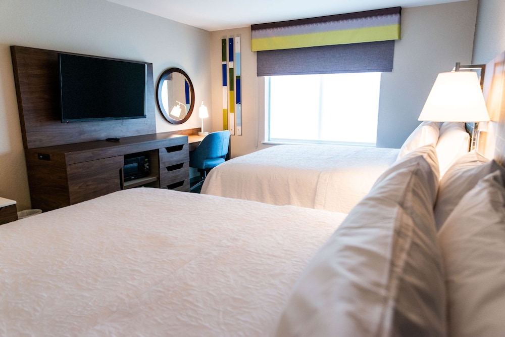 Room, 2 Queen Beds, Refrigerator & Microwave - Photo 3