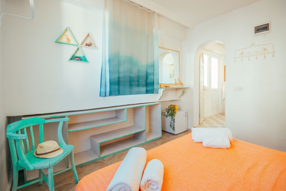No 6 Concept Room with Balcony - Photo 11