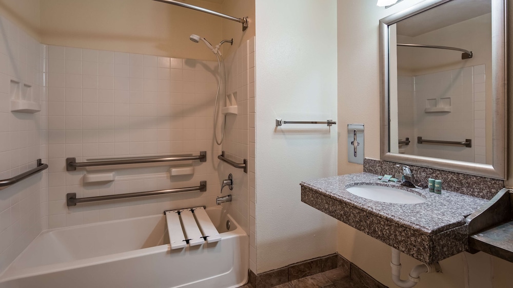 Standard Room, 1 King Bed, Accessible, Bathtub photo 3