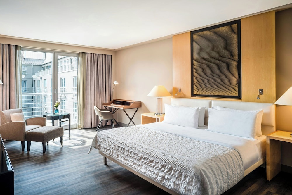 Deluxe Room, 1 King Bed, Garden View photo 1