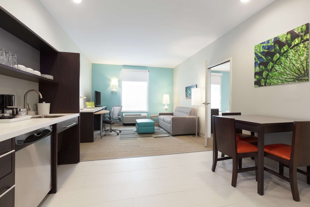 Suite, 1 King Bed, Accessible, Bathtub photo 3