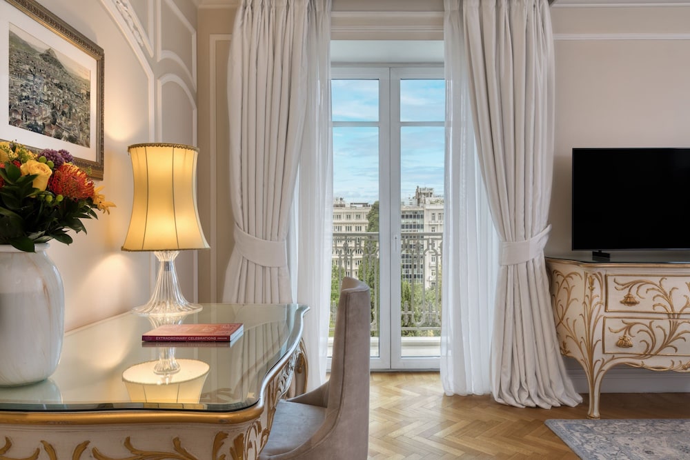 Deluxe King Room with One King Bed (Non Smoking)