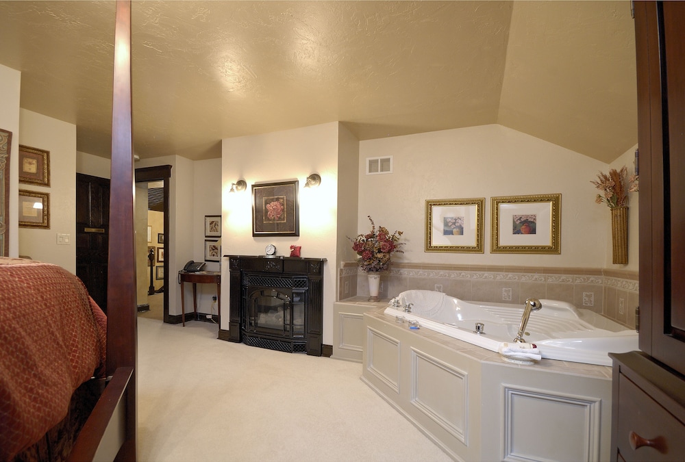Premium Suite, 1 Queen Bed (The Tapestry Suite) photo 3