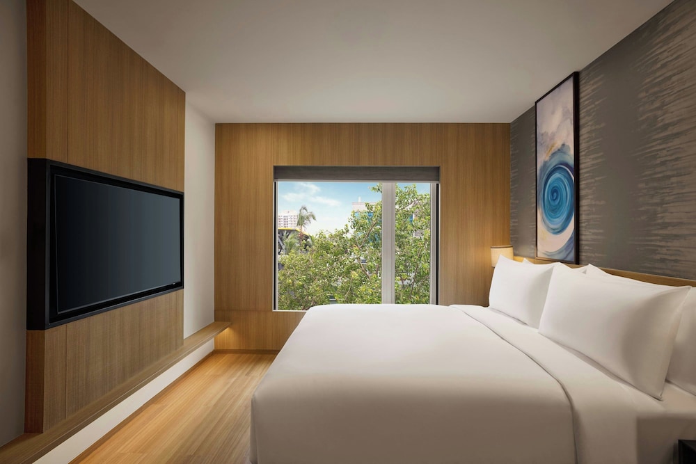 Suite, 1 King Bed, City View