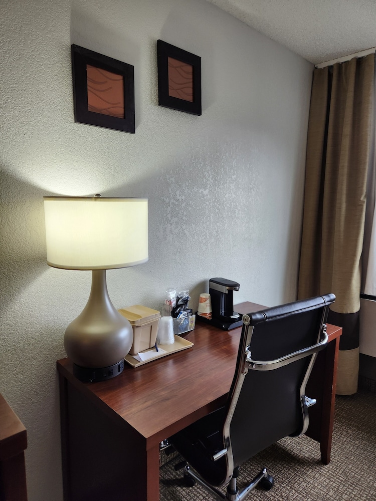 Suite, 1 King Bed, Non Smoking (Upgrade) - Photo 3