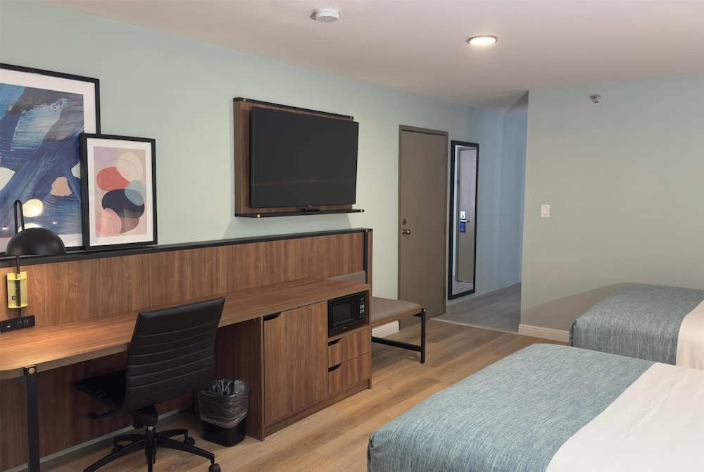 Deluxe Room, 2 Queen Beds, Non Smoking - Photo 2