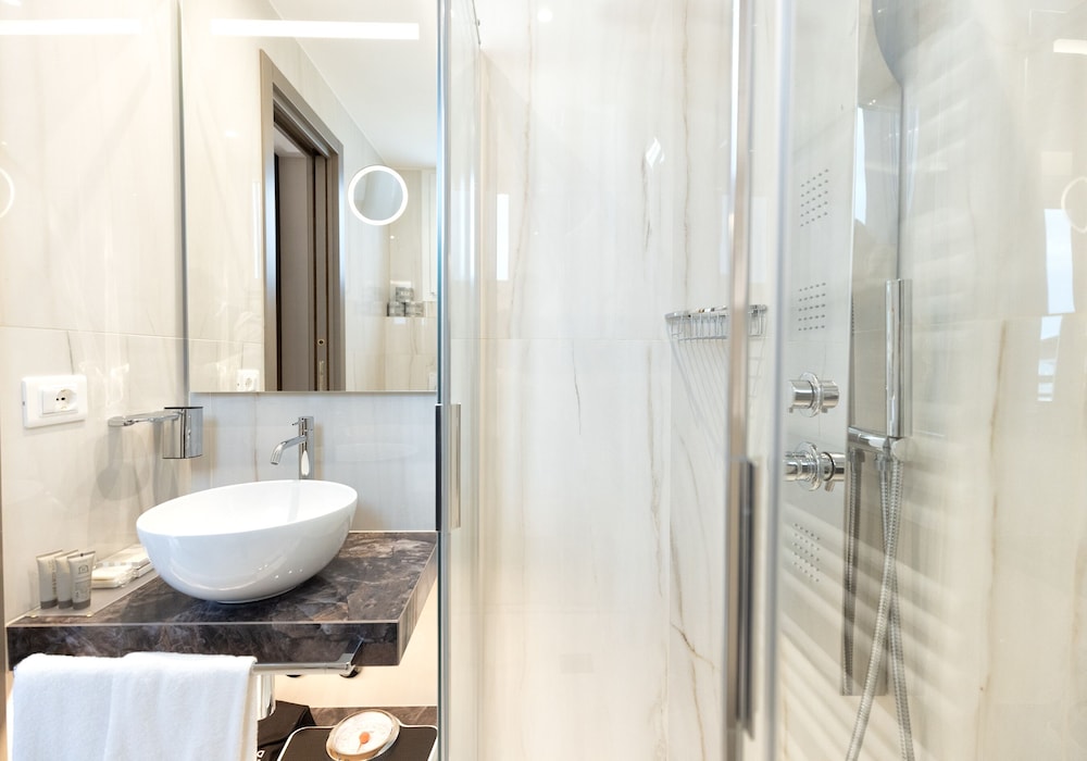 Deluxe Triple Room - Photo 13