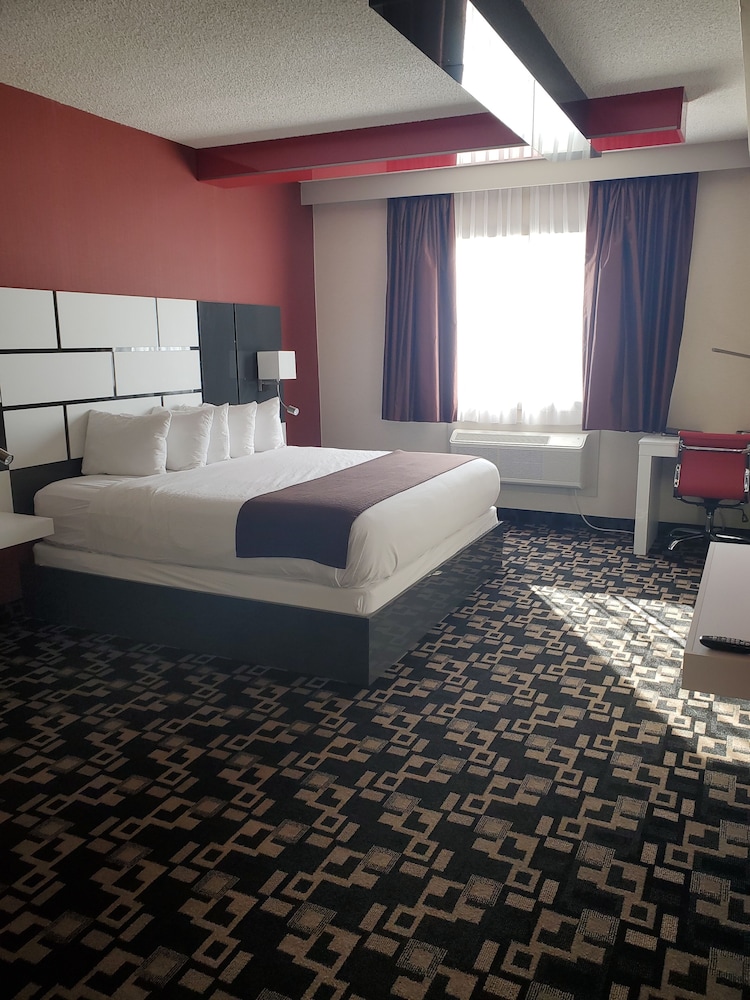 Suite, 1 King Bed, Non Smoking - Photo 1
