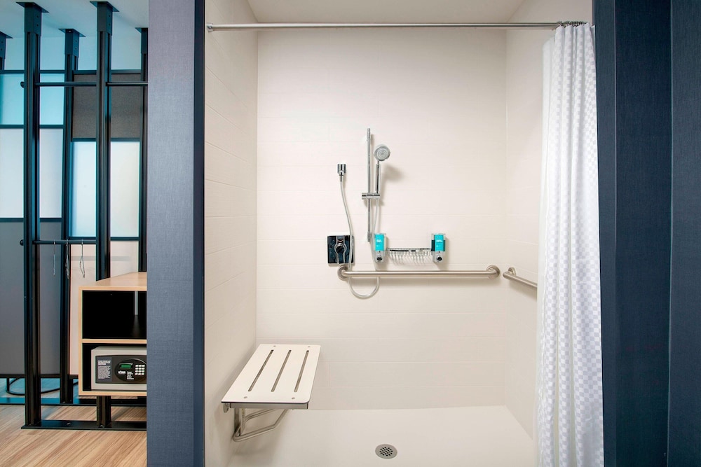 Room, 1 King Bed, Pool View (Hearing Accessible) thumbnail 5