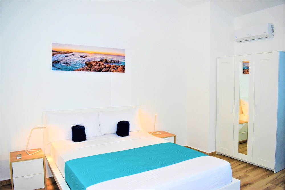 Superior Studio, Kitchen, Pool View