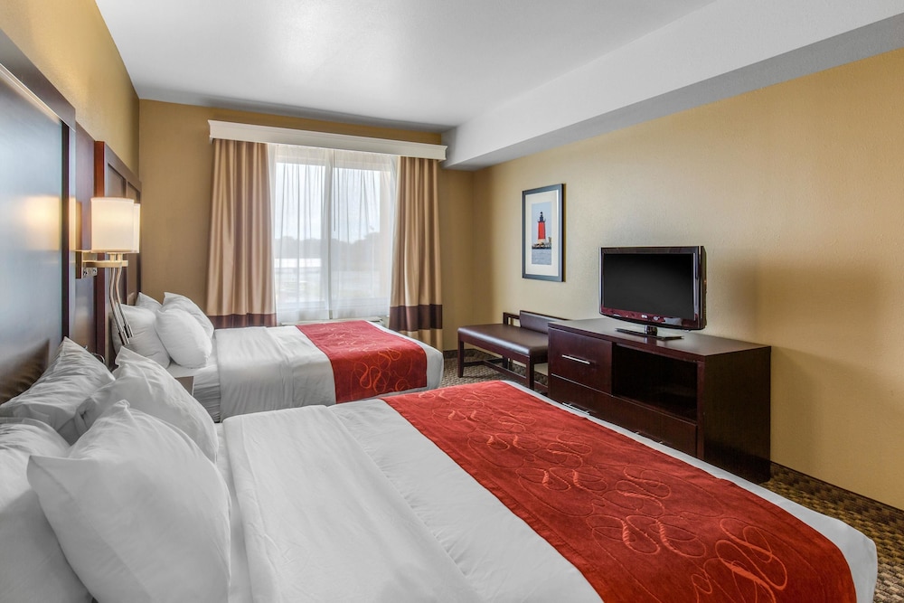 Suites 2 Queen Beds and Sofa Bed - Photo 4
