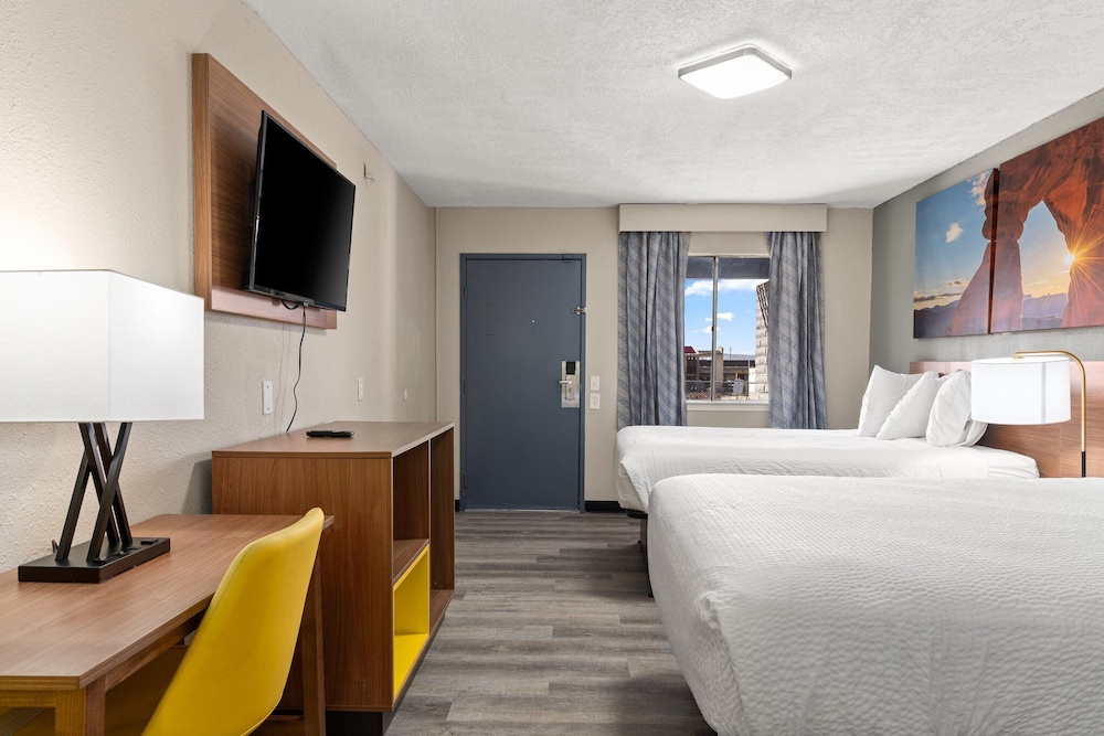 Room, 2 Queen Beds, Non Smoking - Photo 12