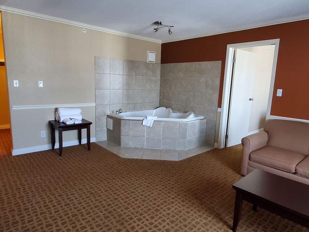 Suite, 1 King Bed - Photo 3