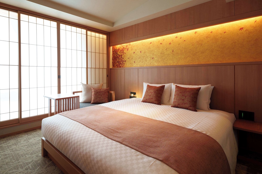 Superior Room, 1 King Bed, Non Smoking, Bathtub - Photo 1