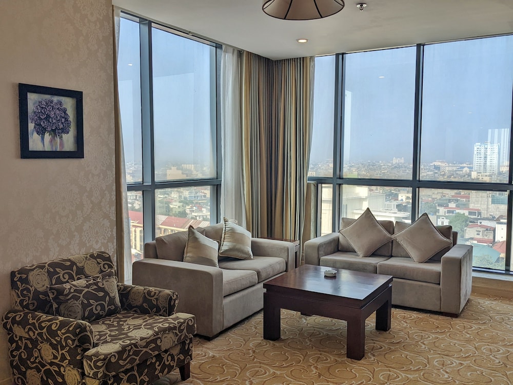 Executive Suite - Photo 2