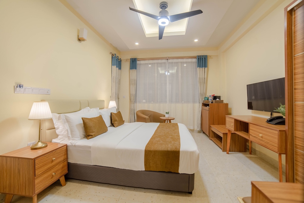 Deluxe Seaview Queen with Balcony (Free Return Airport Transfer and Breakfast Included) - Photo 1