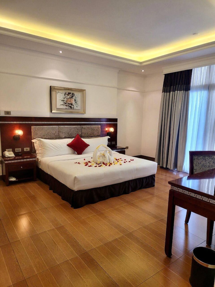 Deluxe Room, 1 Queen Bed, Balcony, City View photo 2