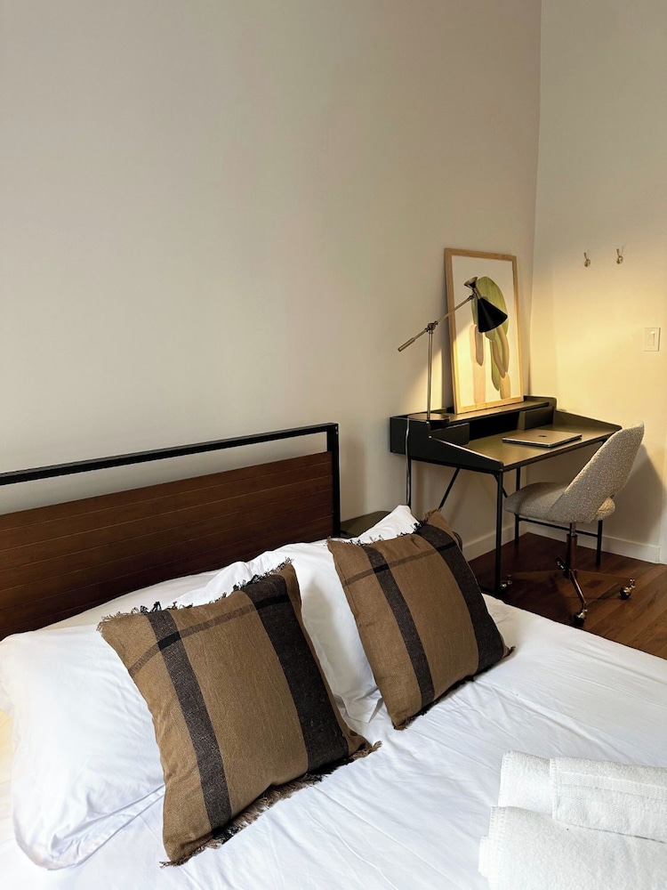 Basic Double Room, 1 Double Bed, Shared Bathroom photo 2