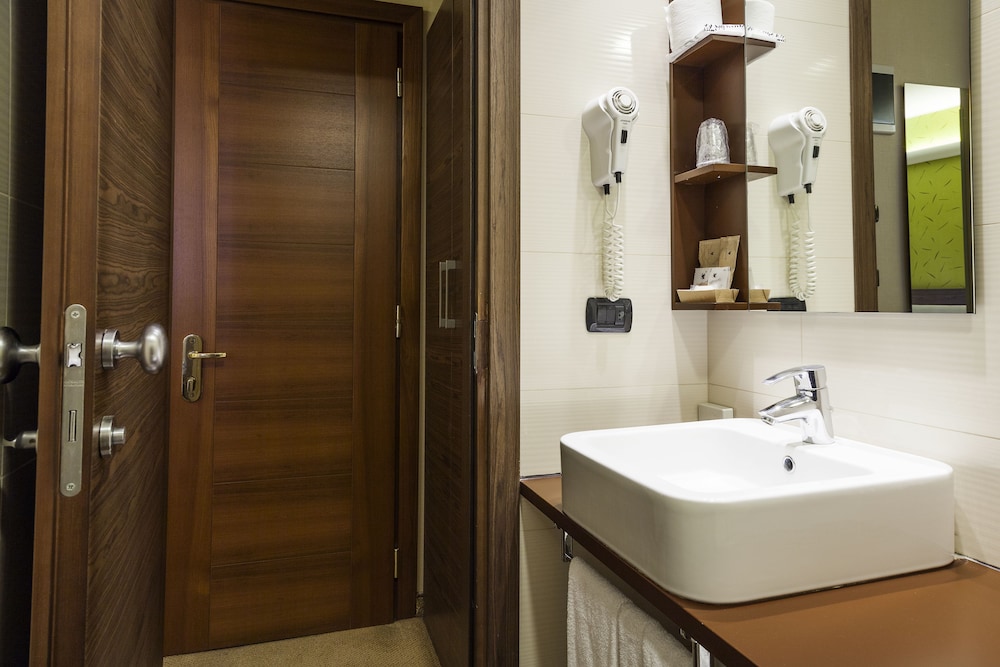 Deluxe Single Room thumbnail 6
